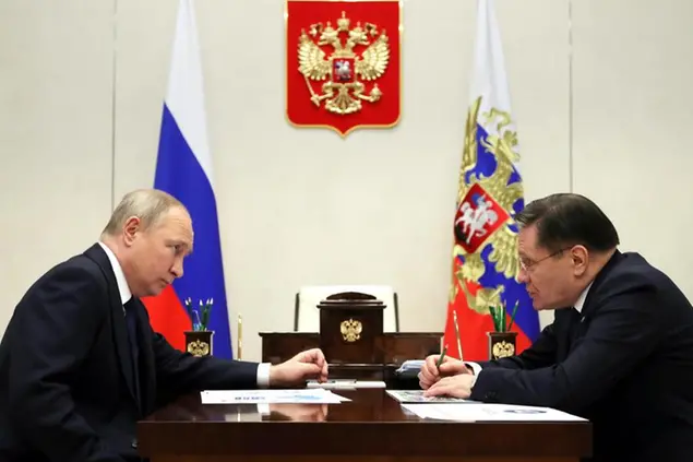 Il presidente russo Vladimir Putin a colloquio con il Ceo di Rosatom Alexey Likhachev (Mikhail Klimentyev, Sputnik, Kremlin Pool Photo via AP)