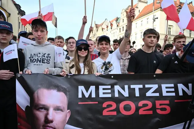 (Sławomir Mentzen, candidato della neofascista Konfederacja in Polonia, è arrivato terzo conquistando i nuovi elettori. Foto Ansa)