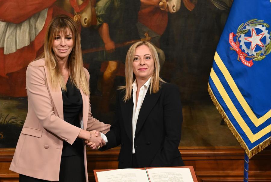 Critiche a Roberto Vannacci per la foto ritoccata di Matilde Siracusano