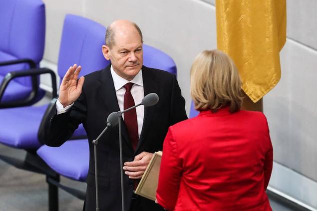 08/12/21 Berlino, il nuovo cancelliere Olaf Scholz durante il giuramento dopo essere stato eletto
