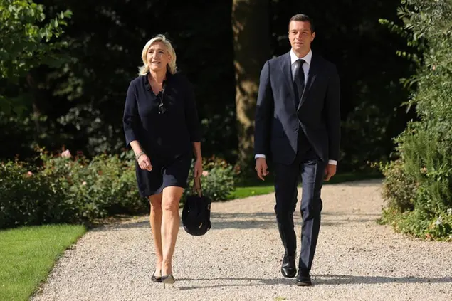 (Le Pen e Bardella all'Eliseo per le consultazioni. Foto Ansa)