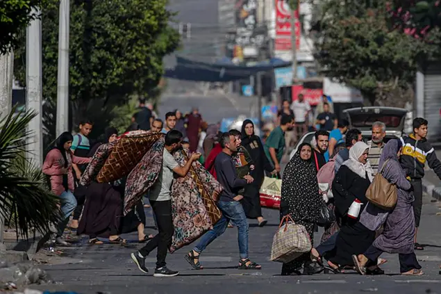 Famiglie\\u00A0sfollate a Gaza\\u00A0City cercano\\u00A0rifugio verso la\\u00A0parte\\u00A0meridionale\\u00A0della Striscia
