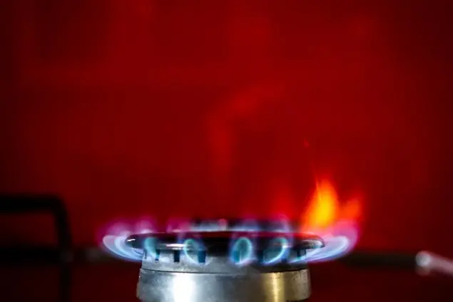 10 October 2022, Hesse, Frankfurt/Main: The flame of a gas stove burns in a kitchen. To ease the burden on gas customers, the expert commission on the gas price brake wants to propose a phased model to the German government. Photo by: Frank Rumpenhorst/picture-alliance/dpa/AP Images