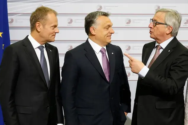 (Tusk,\\u00A0Orbán e Juncker a Riga il 22 maggio 2015. Foto AP)