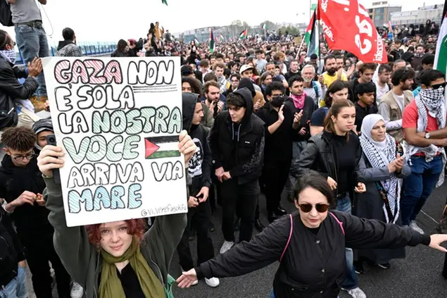 A Milano il corteo blocca la tangenziale