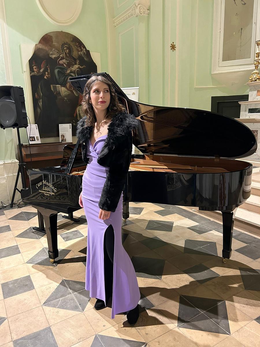Cantante lirica autistica in un momento di riflessione, con un libro e cuffie, in un ambiente musicale
