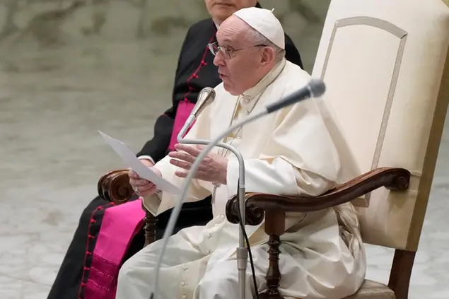 Papa Francesco nel corso di un'udienza generale (AP Photo/Gregorio Borgia)
