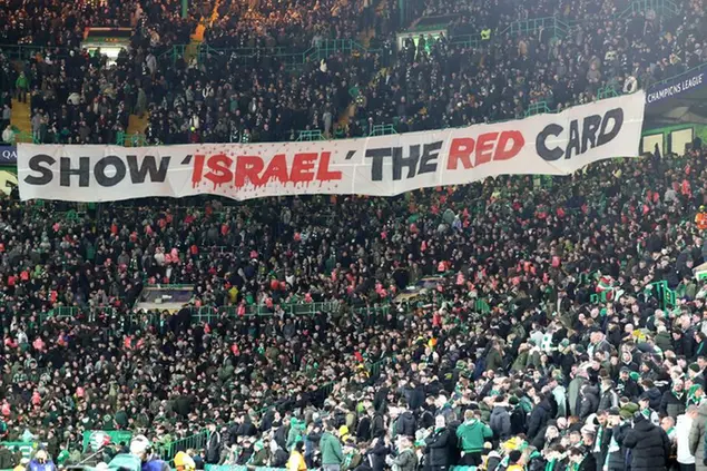 Uno striscione esposto dai tifosi del Celtic di Glasgow lo scorso febbraio durante una partita di Champions League (FOTO EPA)