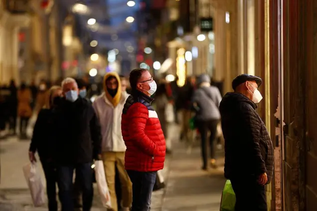 Foto Cecilia Fabiano/ LaPresse 30 Novembre 2021 Roma (Italia) Cronaca : Molte mascherine in centro in strada durante le festività natalizie Nella Foto : persone nelle vie del centro Photo Cecilia Fabiano/ LaPresse November 30 , 2021 Rome (Italy) News : Many people wearing a facial safety mask during Christmas time In The Pic : people in via del Corso