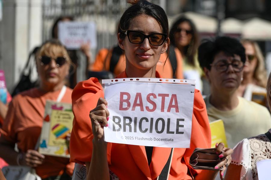 Un gruppo di italiani in un supermercato, osservano i prezzi e scelgono prodotti di qualità, mentre un uomo legge un rapporto economico