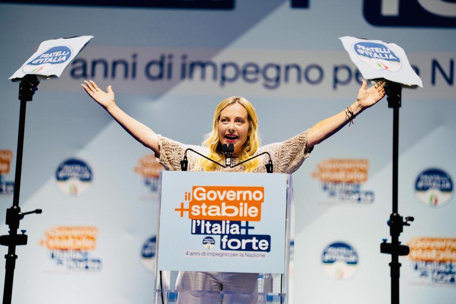 Un giudice decide la libertà di un uomo arrestato a Torino, mentre il dibattito politico si accende