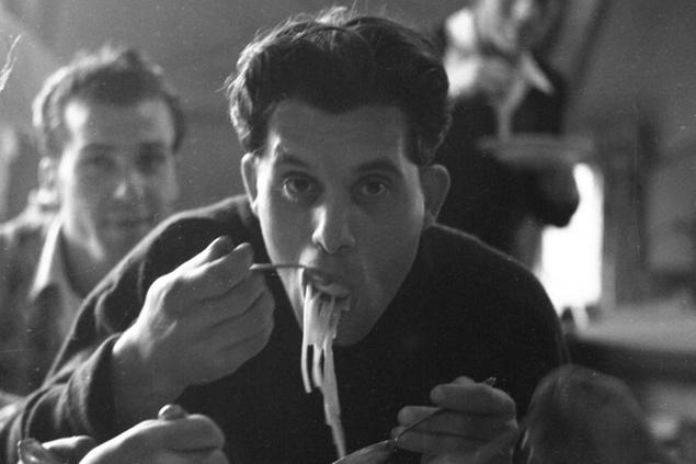 Un migrante italiano mangia un piatto di spaghetti 1952 / Foto AGF
