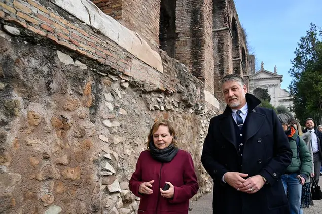 La direttrice del Parco archeologico del Colosseo, Alfonsina Russo, con Il ministro della Cultura, Alessandro Giuli