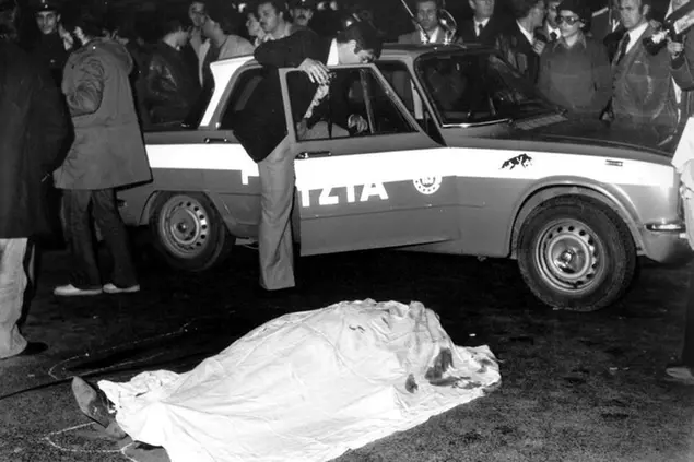 ©Lapresse - Foto archivio Mafia 26-1-1979 - Palermo - Nella foto, il corpo del giornalista Mauro Francese ucciso alle ore 21.25 con sei colpi di pistola in una strada principale della città di Palermo