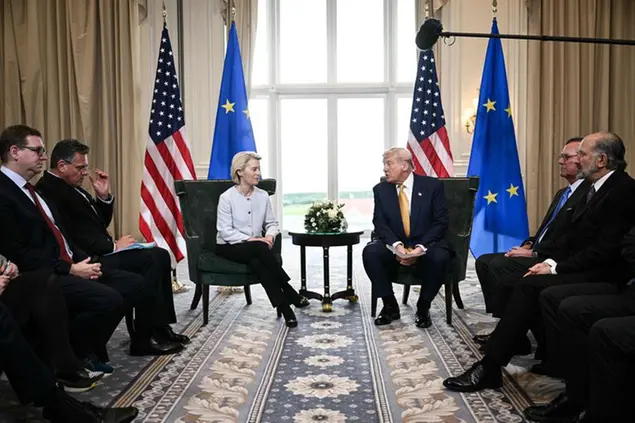 (Von der Leyen e Trump insieme in Scozia. Foto Afp/Ansa)