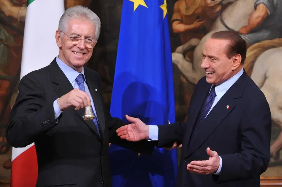 Il 16 novembre 2011\\u00A0a Palazzo Chigi, nella cerimonia della campanella, l'allora\\u00A0presidente del Consiglio Mario Monti e l'ex presidente Silvio Berlusconi (Foto: Agf)