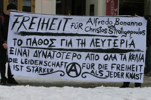 Striscione in solidarietà di Alfredo Bonanno di fronte all'ambasciata greca a Berlino (CC BY-SA 2.0 de)