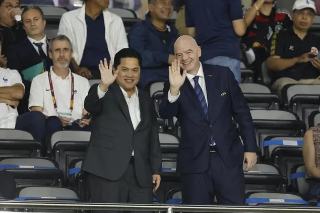 Erick Thohir, presidente della Federcalcio indonesiana ed ex proprietario dell'Inter, con il presidente della Fifa Gianni Infantino (FOTO EPA)
