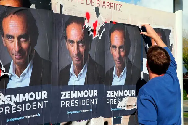 (Manifesti per Éric Zemmour presidente. Foto AP)
