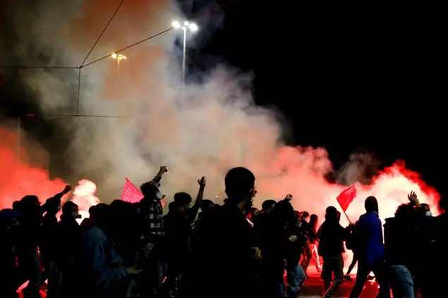 Roma, manifestazione dei movimenti e delle associazioni contro il Dpcm anti Covid-19 (Foto: LaPresse)
