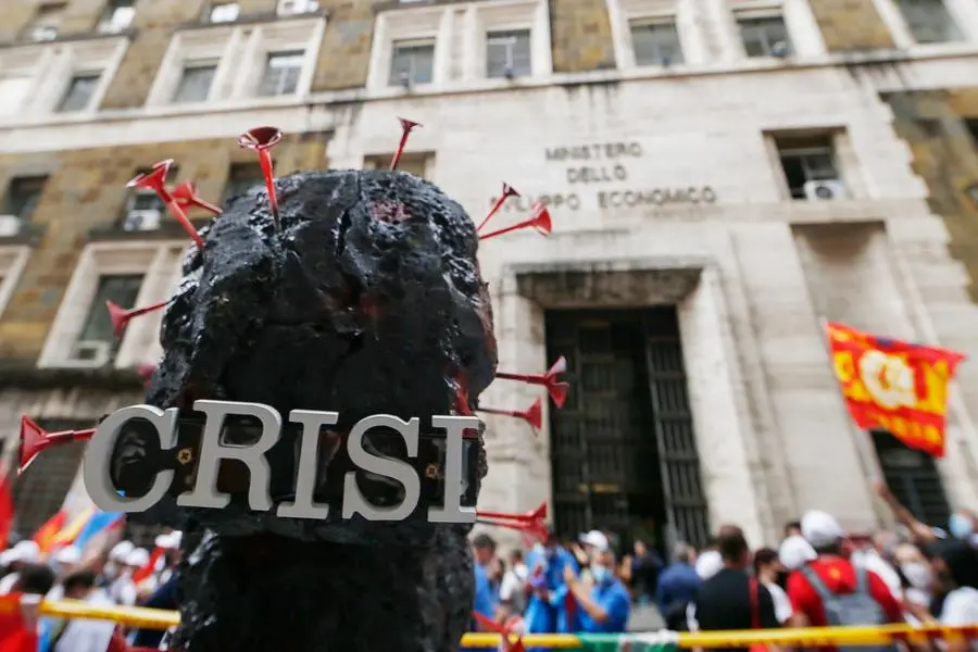 Foto Cecilia Fabiano/ LaPresse 18 Giugno 2021 Roma (Italia) Cronaca Manifestazione dei lavoratori della Whirpool parte dalla stazione Termini e raggiunge il MISE Nella Foto : i lavoratori davanti al MISE Photo Cecilia Fabiano/ LaPresse June 18 , 2021 Roma (Italy) News Whirlpool workers demonstration starts from Termini station and reaches the economic development ministry In the pic : Whirpool workers in from of Economic Development Ministry