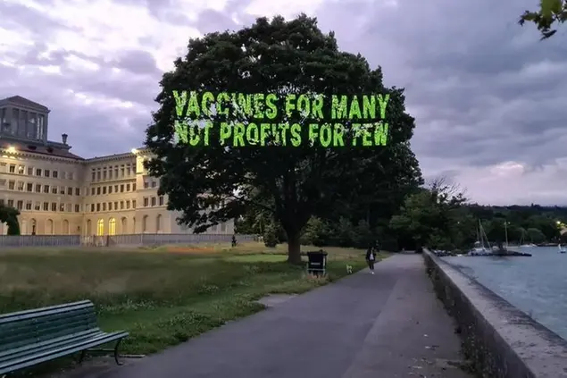 («Vaccini per tanti, non profitti per pochi»\\u00A0è una delle scritte proiettate da Greenpeace davanti alla sede Wto di Ginevra. Foto M. Gautier - Greenpeace)