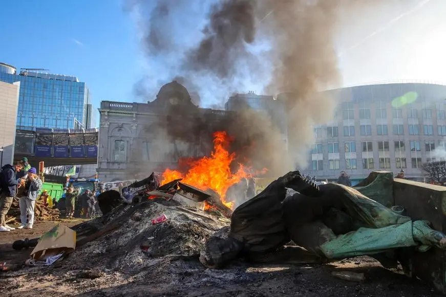 (La statua abbattuta dagli agricoltori davanti all'Europarlamento a Bruxelles. Foto Ansa)