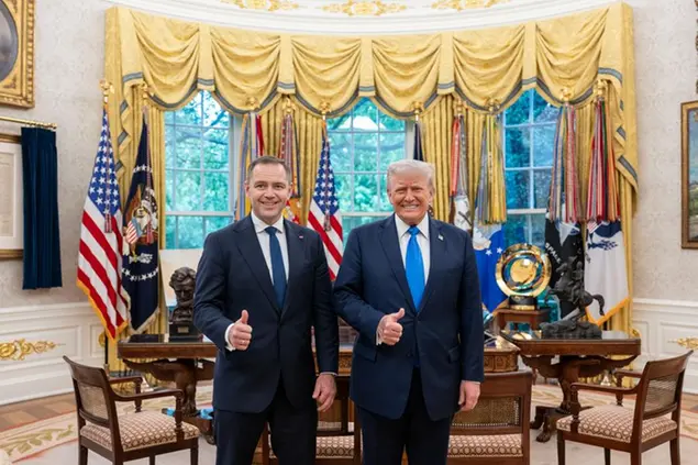 (Nawrocki, il candidato sostenuto dal Pis, in visita alla Casa Bianca il 2 maggio per esibire l'endorsement trumpiano. Foto X/White House)