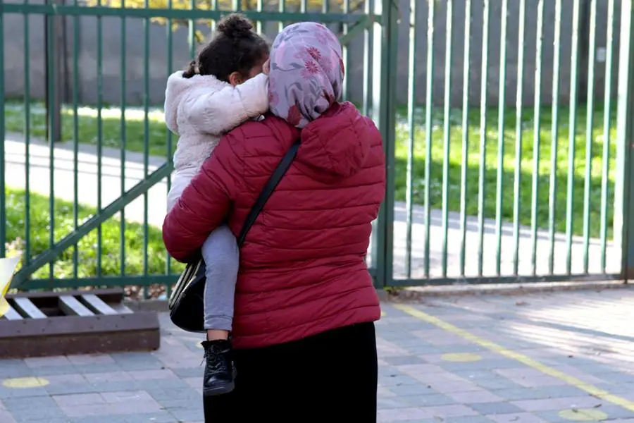 Genitori italiani da assecondare, stranieri da sorvegliare: il doppio standard a scuola