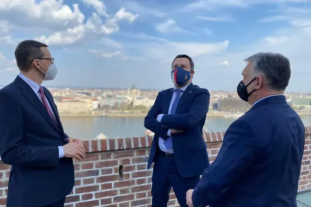(Mateusz Morawiecki, Matteo Salvini e Viktor\\u00A0Orbán insieme a Budapest. Foto Lega)