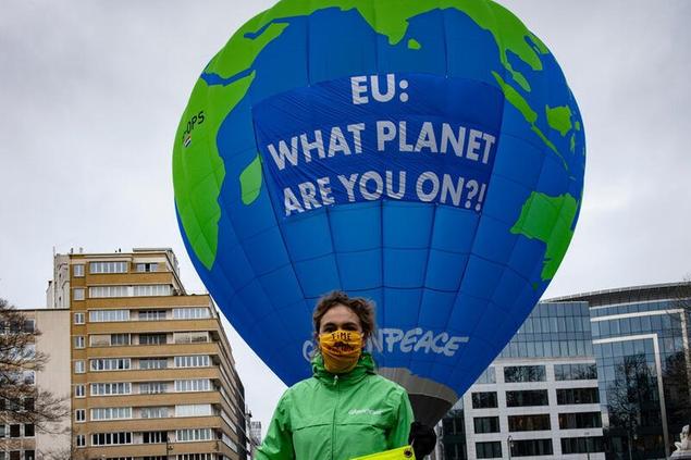 (Proteste di Greenpeace durante il Consiglio europeo il 10 dicembre. Foto Greenpeace)