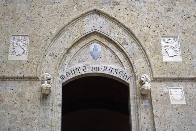 (dpa) - The picture shows the entrance to the Bank Monte dei Paschi in Siena, Italy, 31 October 2005. The bank was founded in 1624 by order of Ferdinand II. who wanted to support agriculture with credits. Soon the bank became a major pillar of Siena's wealth. The bank is now one of the world's oldest money institutes. Photo by: Lars Halbauer/picture-alliance/dpa/AP Images