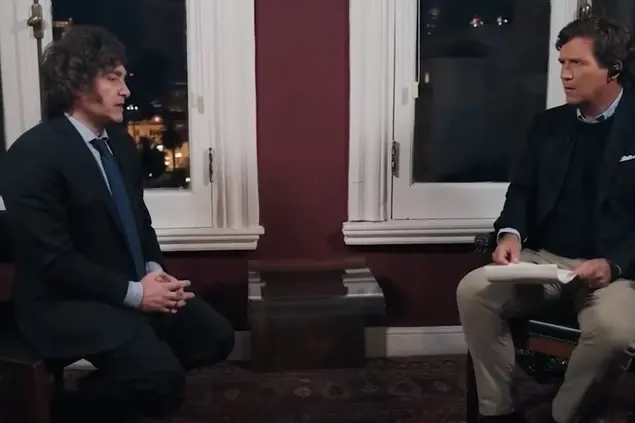 Tucker Carlson (a destra) ha intervistato il neoeletto presidente dell'Argentina, Javier Milei