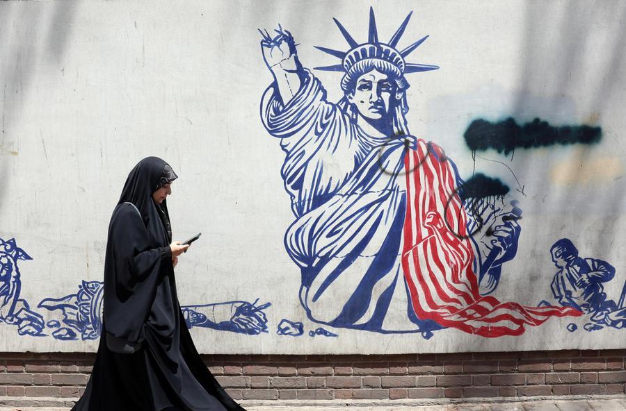 Hormuz, nuovi raid Usa sull’Iran. Gli ayatollah: «Abbiamo colpito basi in Giordania, Bahrein e Kuwait»