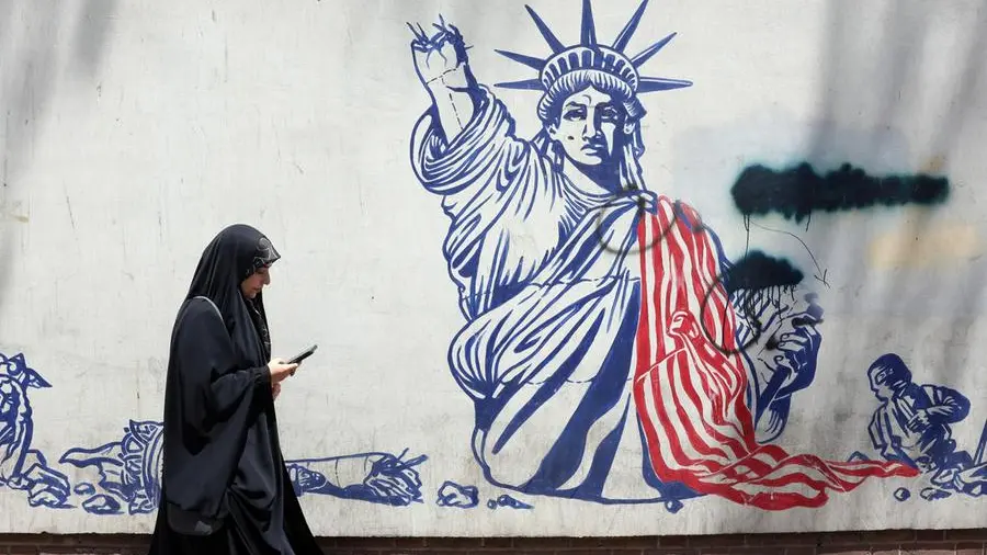 Hormuz, nuovi raid Usa sull’Iran. Teheran risponde colpendo basi americane in Giordania, Bahrein e Kuwait