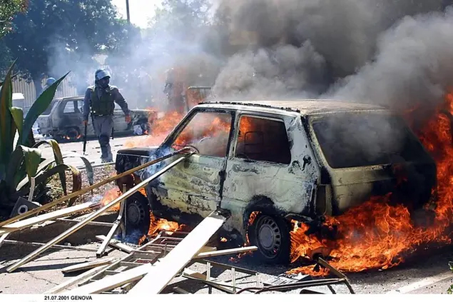 21.07.2001 GENOVA INTERNI G8 NELLA FOTO: SCONTRI IN CORSO ITALIA, AUTO IN FIAMME © MAURO SCROBOGNA LAPRESSE