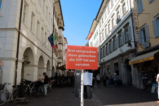 Un cartello di qualche anno fa a Merano, con la scritta: \\\"Prima promette, poi non mantiene. L'Svp ci ha traditi\\\" (Foto Lena Klimkeit/picture-alliance/dpa/AP Images)