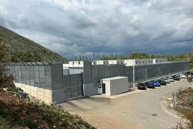 Il centro di trattenimento di Gjader in Albania