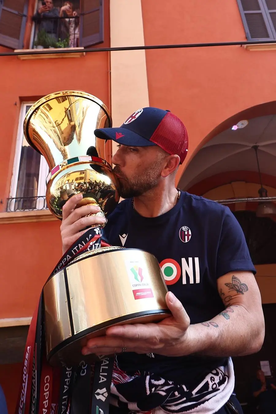 Marco Di Vaio con la Coppa Italia vinta. FOTO BOLOGNA FC