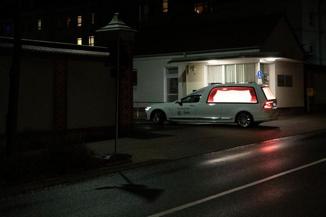 22 December 2020, Saxony, Zittau: A hearse drives into the driveway of the Klinikum Oberlausitz Bergland in the evening. Because of the dramatically high corona death rates in Zittau in eastern Saxony, corpses have to be temporarily stored there outside the crematorium. Photo by: Daniel Sch'fer/picture-alliance/dpa/AP Images