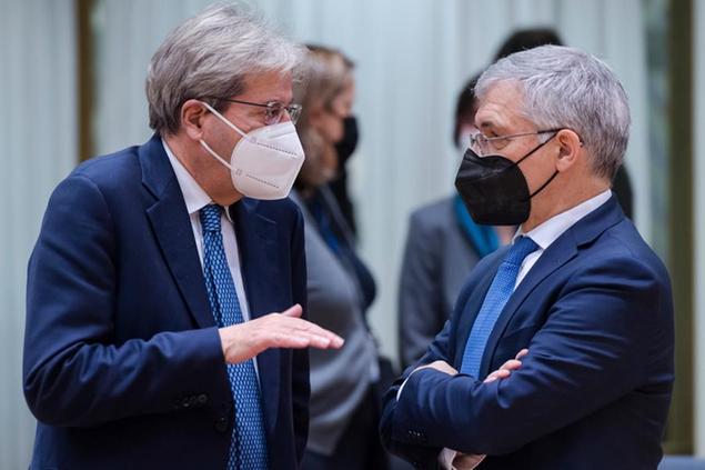 European Commissioner for Economy Paolo Gentiloni, left, speaks with Italy's Finance Minister Daniele Franco during a meeting of eurogroup finance ministers at the European Council building in Brussels on Monday, Dec. 6, 2021. (AP Photo/Geert Vanden Wijngaert)