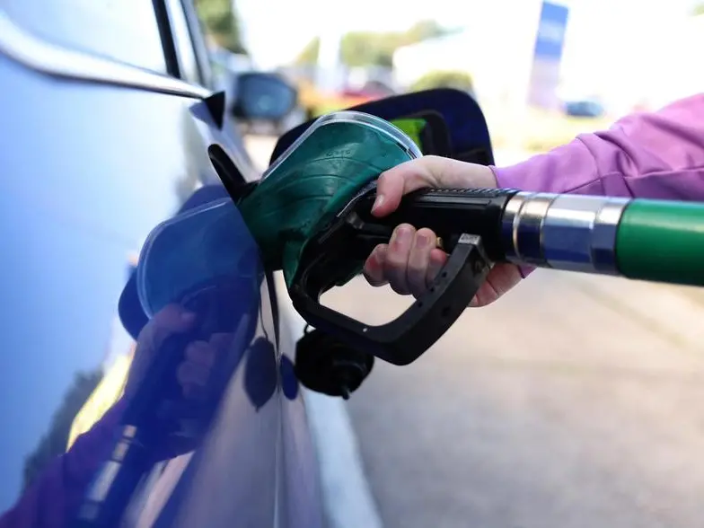 L’Eni va in soccorso a Meloni, il caro benzina “annulla” il bollo