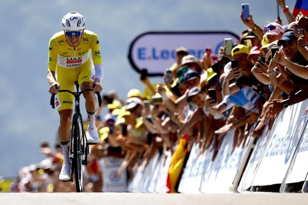 Il ciclista sloveno Tadej Pogacar va verso il quarto Tour de France della sua carriera