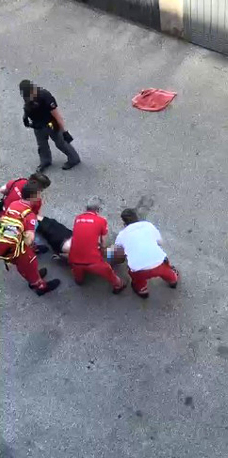 Volontari in divisa accanto a ambulanza con luci blu accese, scenario di intervento di emergenza