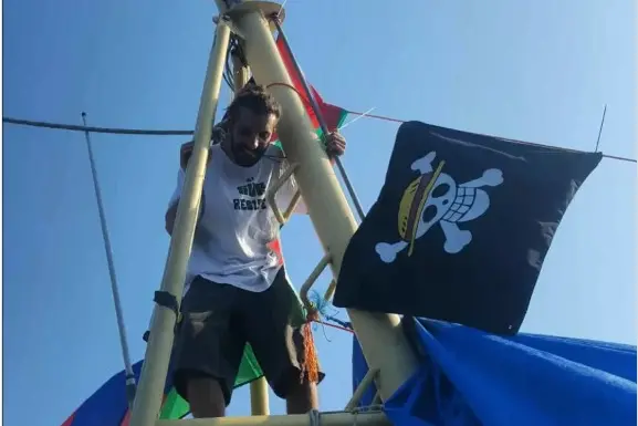La bandiera di One Piece issata da Antonio La Piccirella sull'Handala, imbarcazione diretta a Gaza (courtesy Antonio La Piccirella)