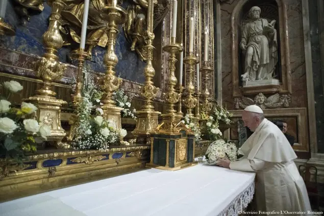 Papa Francesco davanti all'icona della Madonna, la Salus Populi Romani, a Santa Maria Maggiore (foto Ansa)