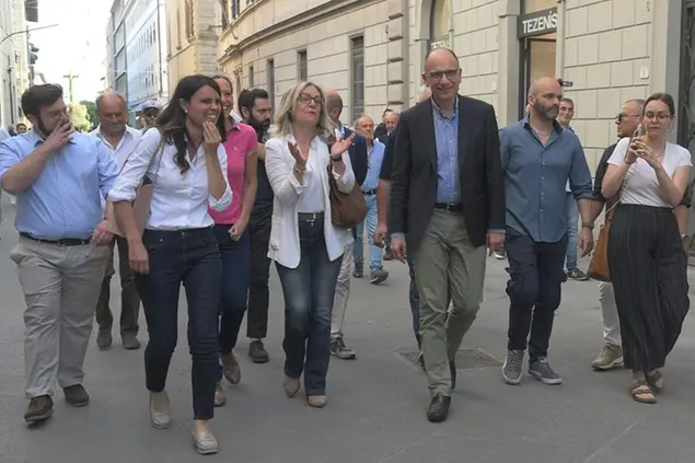 21/05/2022 Pistoia, campagna elettorale del Partito Democratico in vista delle elezioni amministrative. Nella foto Enrico Letta con Federica Fratoni, candidata a sindaco del PD