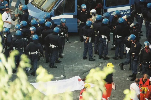 (I poliziotti a Genova nei momenti successivi all'omicidio di Carlo Giuliani il 20 luglio 2001. Foto AP)