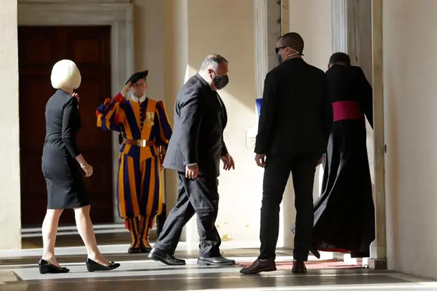 Il segretario di Stato Mike Pompeo arriva in Vaticano per l'incontro con Pietro Parolin. (AP Photo/Andrew Medichini)