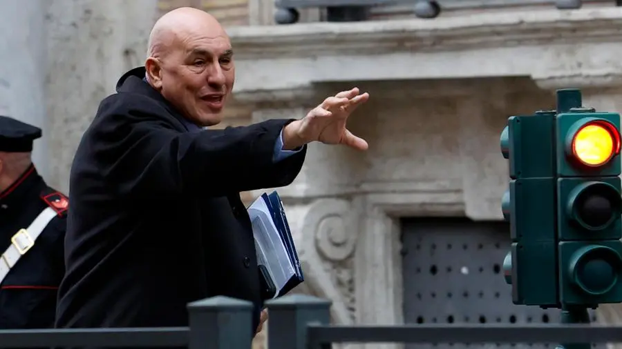 Dubai, Mantovano: «Crosetto in viaggio? I servizi non controllano i politici»